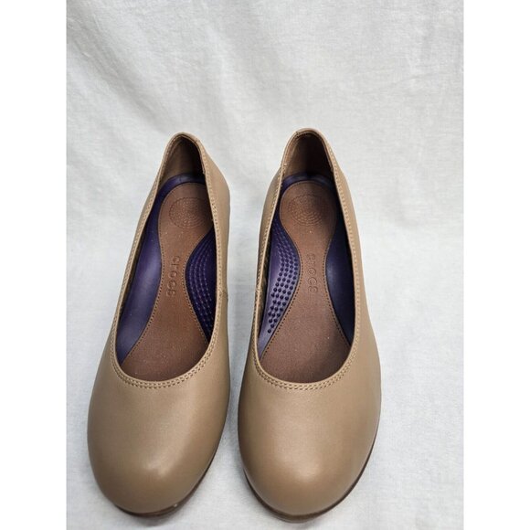 Crocs A-Leigh Wedge Heel Pumps Women's Sz 6 Beige Closed Toe Leather Shoes - Picture 2 of 8